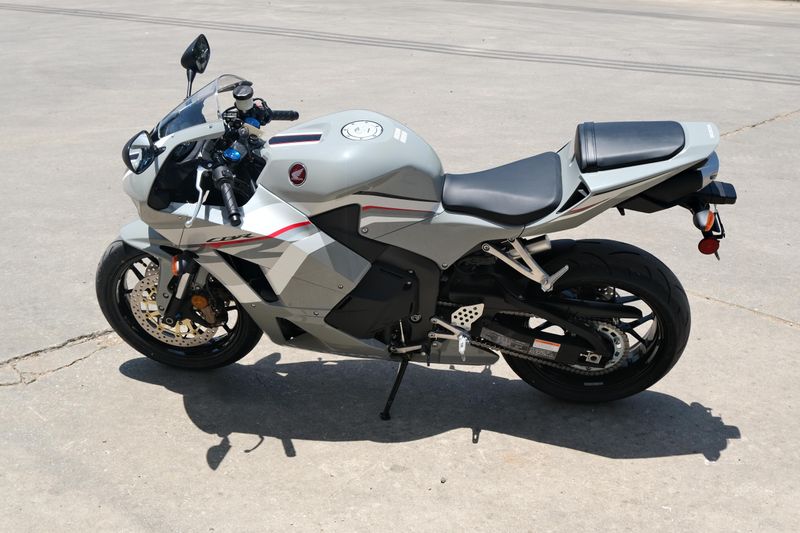 2025 Honda CBR600RR ABS DEEP PEARL GRAY Image 7