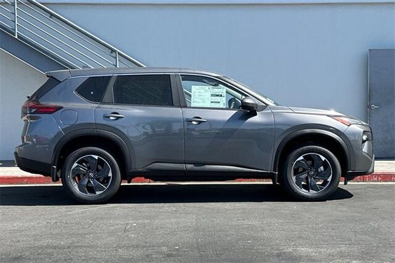 New 2025 Nissan Rogue SVImage 2