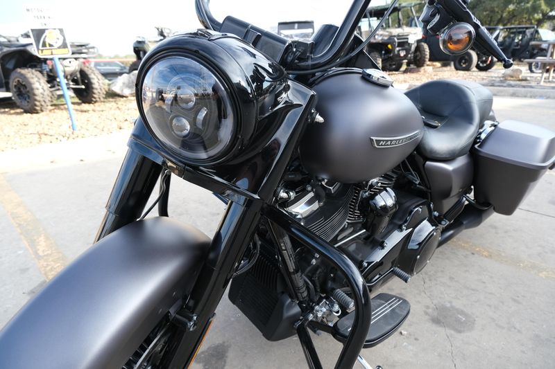 2017 HARLEY ROAD KING SPECIAL BLACKImage 11