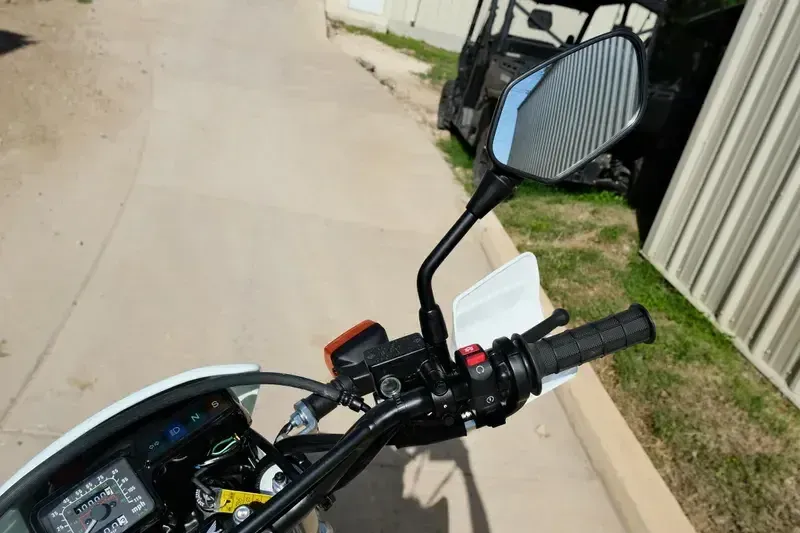 NEW 2025 HONDA XR650L WHITE Image 16