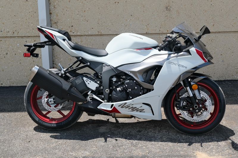2025 Kawasaki NINJA ZX6R PEARL ROBOTIC WHITE AND METALLIC GRAPHITE GRAY Image 4