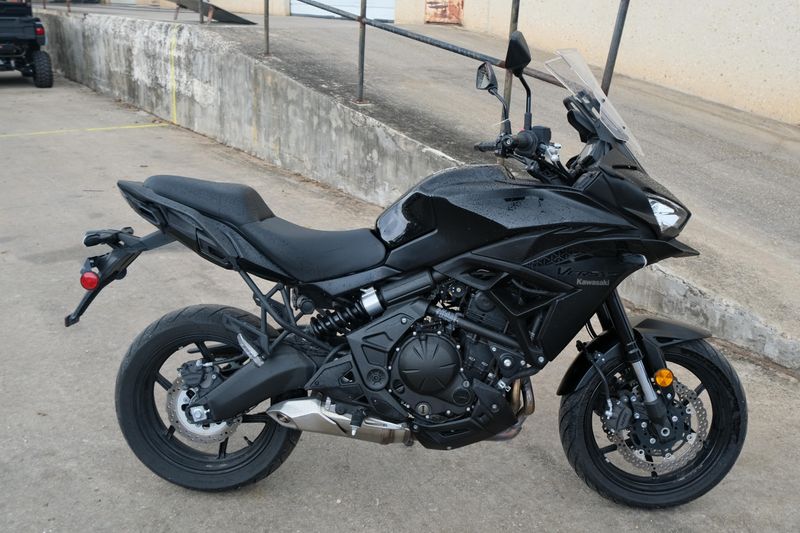 2023 Kawasaki VERSYS 650 LT METALLIC SPARK BLACK AND METALLIC FLAT SPARK BLACK Image 2