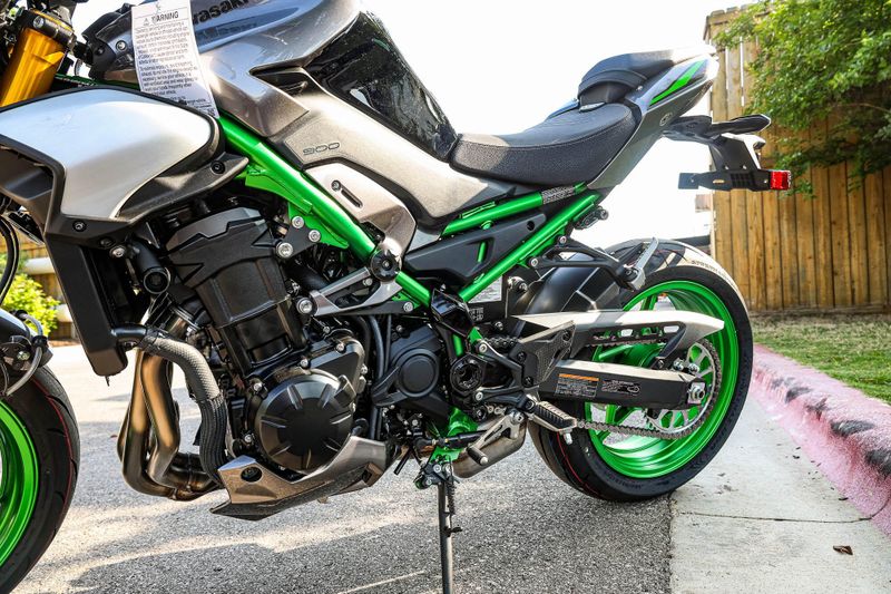 2025 Kawasaki Z900 SE ABS  METALLIC MATTE GRAPHITE GRAY AND EBONY AND METALLIC GRAPHITE GRAY Image 19