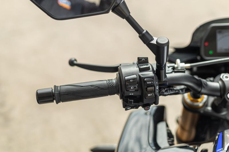 2025 Yamaha MT10 SP LIQUID METAL AND RAVEN Image 2