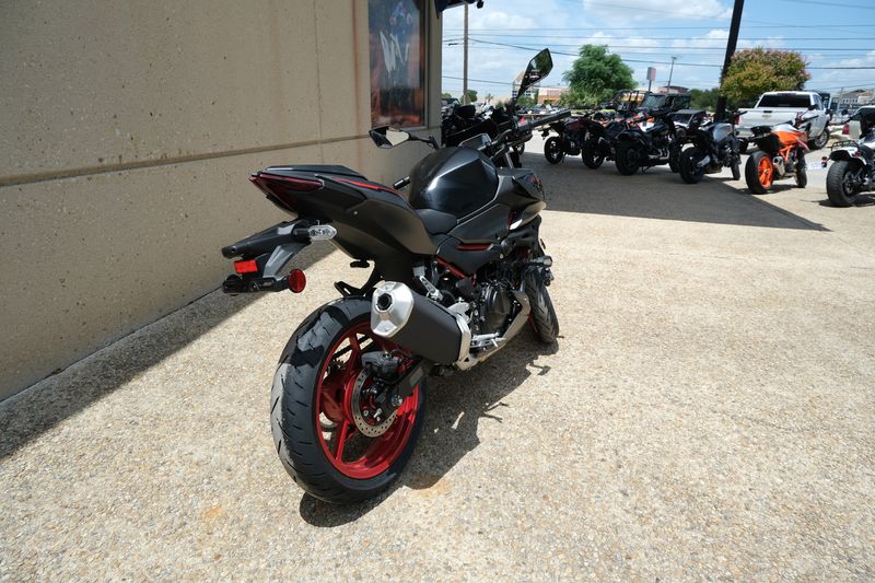 2024 Kawasaki Z500 SE ABS CANDY PERSIMMON RED AND METALLIC FLAT SPARK BLACK AND METALLIC MATTE GRAPHENESTEEL GRAYImage 8