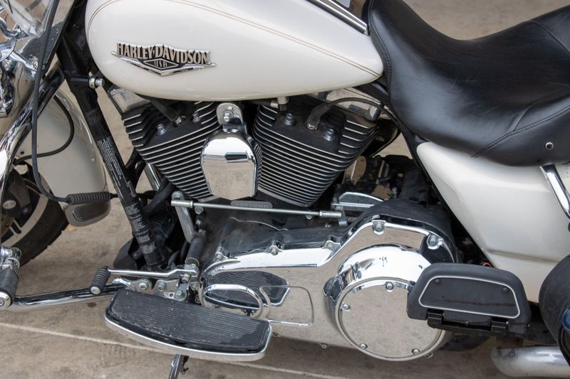 USED 2015 HARLEY ROAD KING BASE Image 9