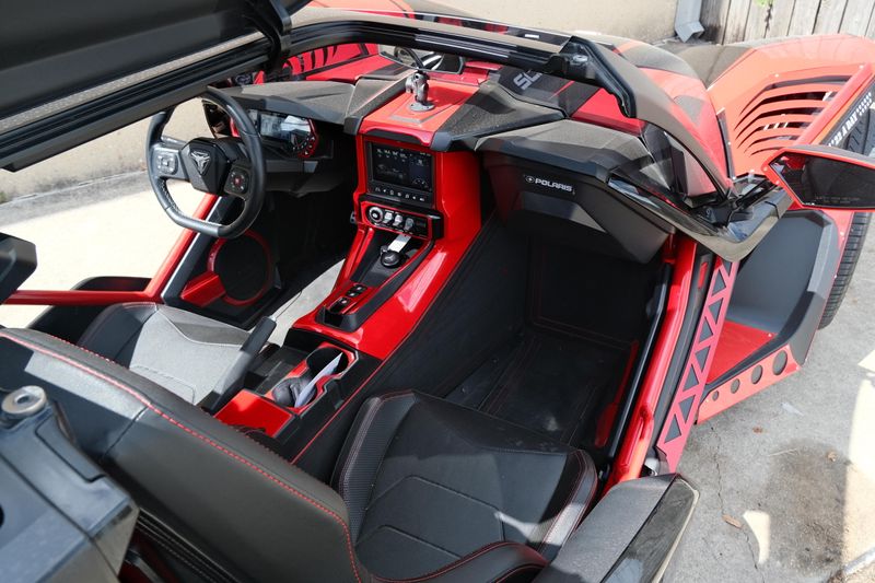 2020 Polaris SLINGSHOT R BLACK AND RED Image 16
