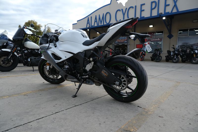 2021 Kawasaki NINJA ZX6R PEARL CRYSTAL WHITEImage 17