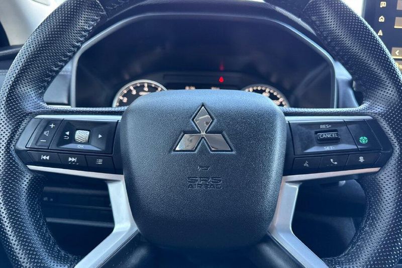 Used 2025 Mitsubishi Outlander SEImage 23