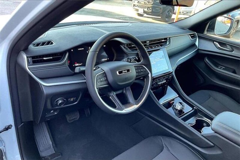 New 2025 Jeep Grand Cherokee L Laredo 4x4Image 6