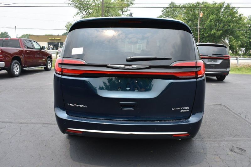 2023 Chrysler Pacifica Limited AwdImage 2