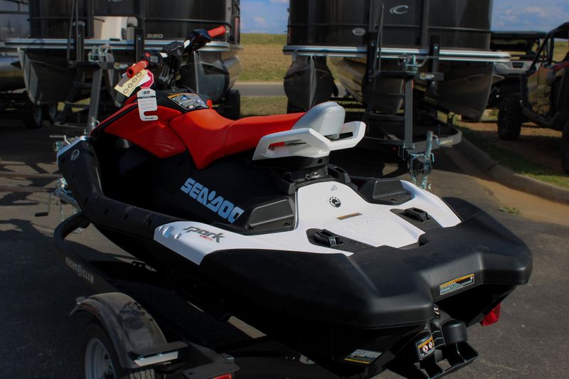 2025 SEADOO SPARK TRIXX FOR 3 DRAGON RED AND WHITE Image 7