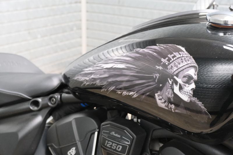 USED 2025 INDIAN MOTORCYCLE SCOUT BOBBER LIMITED WITH TECHNOLOGY PACKAGE BLACK METALLIC Image 13