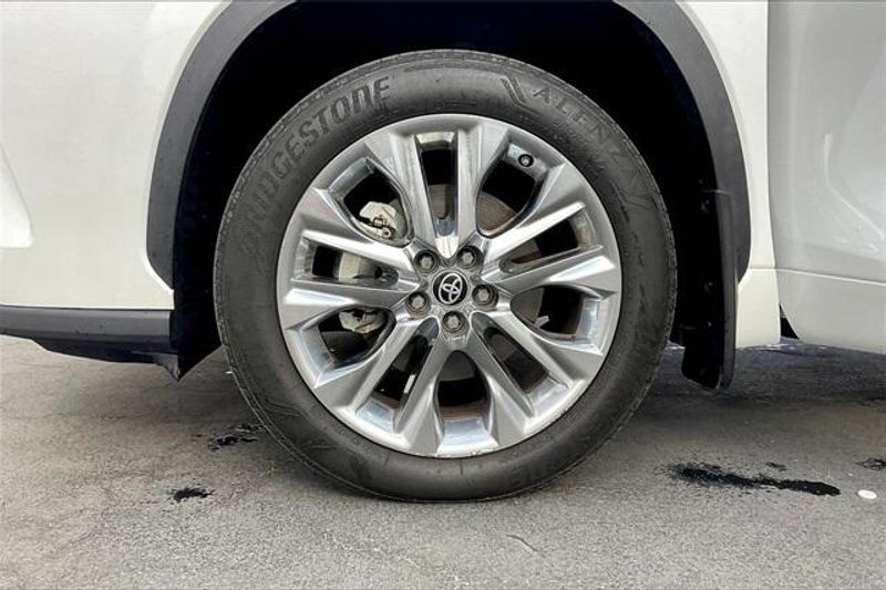 2023 Toyota Highlander Limited photo 6