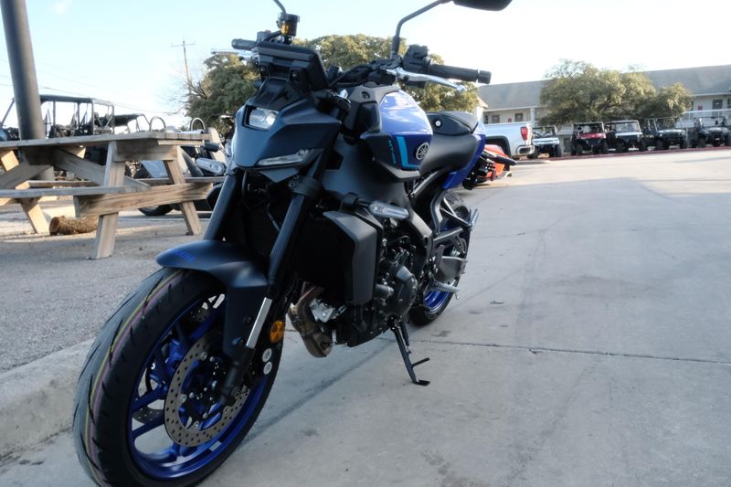 2025 Yamaha MT09 TEAM BLUEImage 18