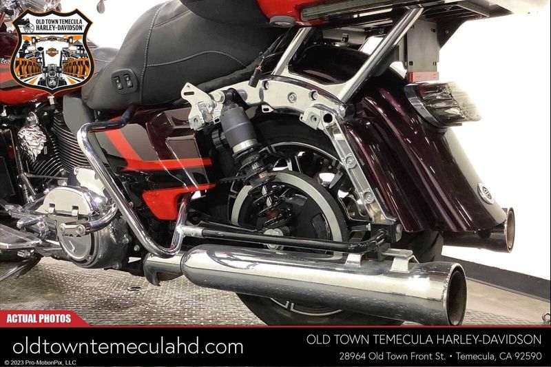 2017 Harley-Davidson Electra Glide in a BLK GNT/EL RED W/PINSTRIPE exterior color. BMW Motorcycles of Temecula – Southern California 951-395-0675 bmwmotorcyclesoftemecula.com 