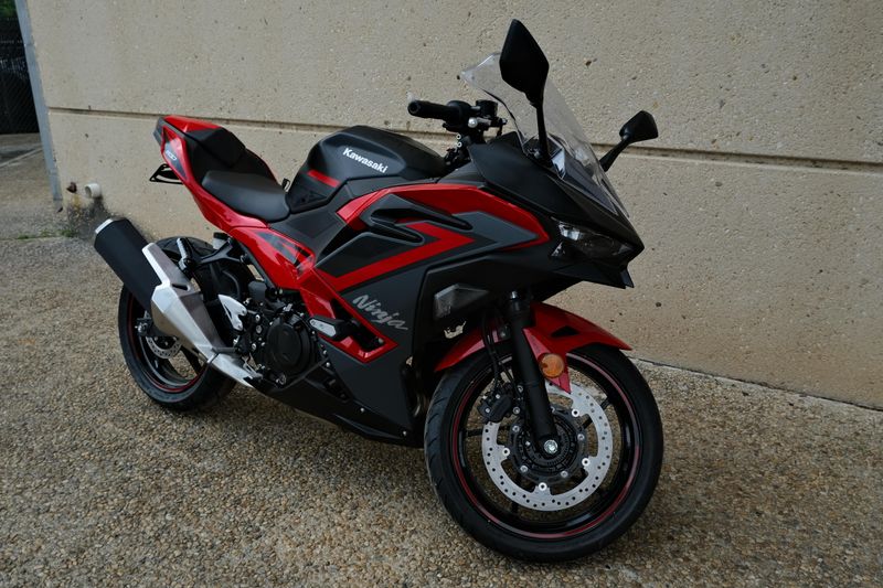 2025 Kawasaki NINJA 500 SE ABS PASSION RED AND METALLIC FLAT SPARK BLACK AND METALLIC MATTE DARK GRAY Image 1