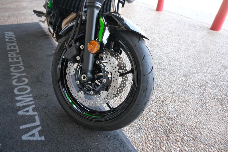 2025 Kawasaki Z650 ABS METALLIC SPARK BLACK AND GREENImage 4