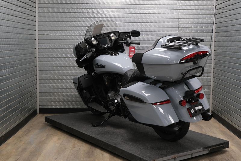 NEW 2025 INDIAN MOTORCYCLE ROADMASTER POWERPLUS DARK HORSE Image 5
