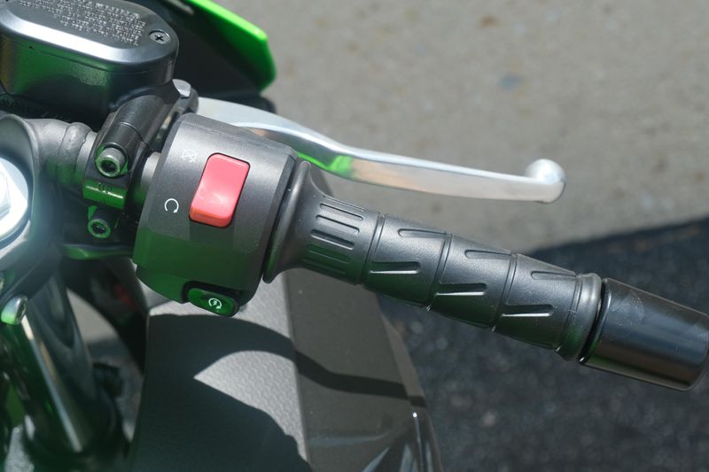 2025 Kawasaki NINJA 500 KRT EDITION LIME GREEN AND EBONY AND PEARL BLIZZARD WHITE Image 20
