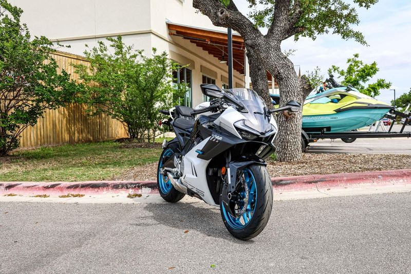 2025 CFMOTO 675SS  NEBULA WHITE Image 1