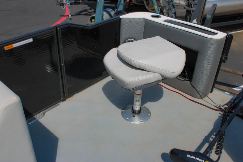 USED 2022 CREST CLASSIC FISH 220 C4 Image 12