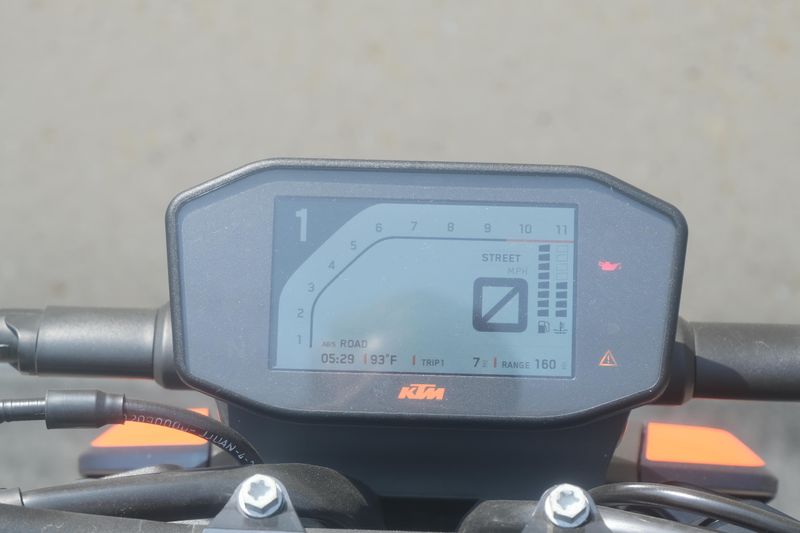 2023 KTM 890 DUKE R ORANGE AND BLUE Image 14