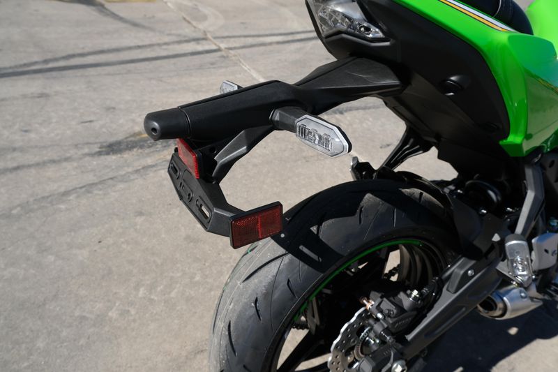 2025 Kawasaki NINJA 650 KRT EDITION ABS LIME GREEN AND EBONY AND PEARL BLIZZARD WHITEImage 8