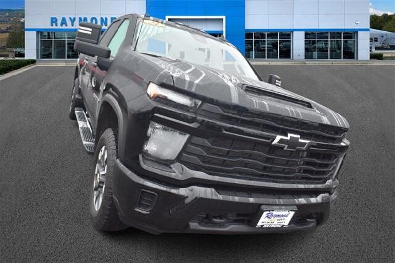 2024 Chevrolet Silverado 2500HD CustomImage 9