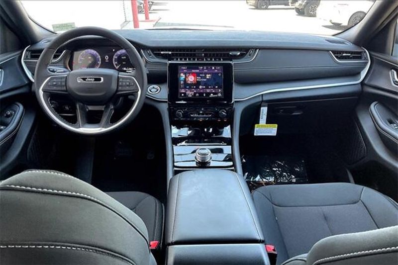 2025 Jeep Grand Cherokee Laredo photo 4