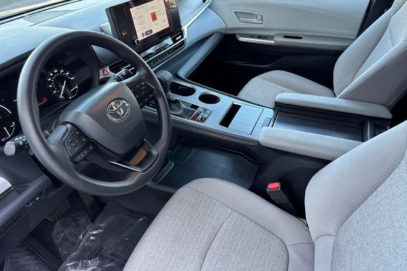 Used 2026 Toyota Sienna LEImage 9