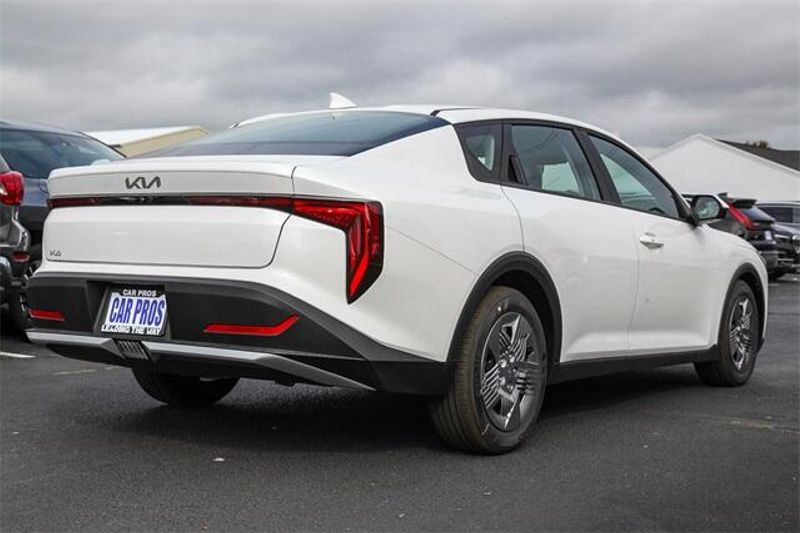 New 2025 Kia K4 LXImage 17