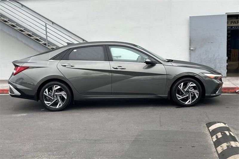 Used 2024 Hyundai Elantra SELImage 3