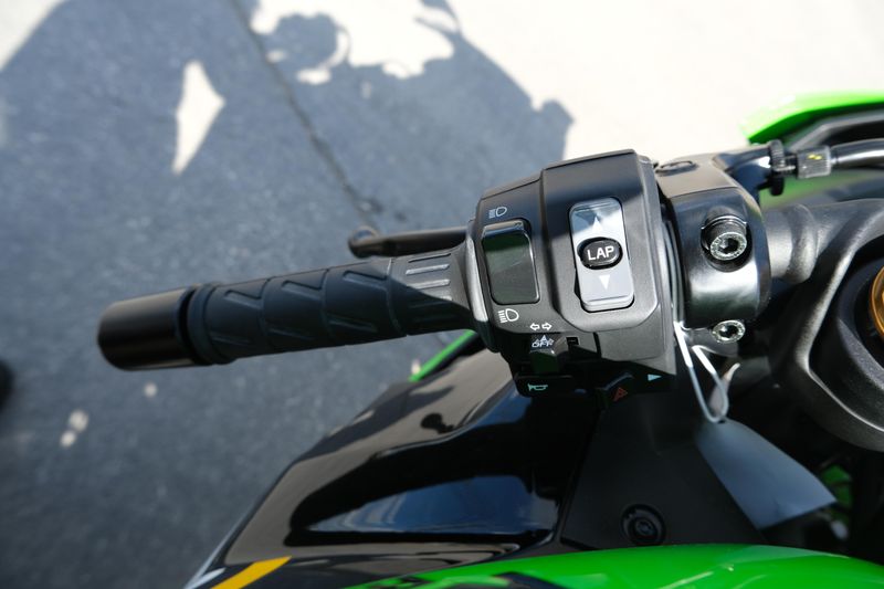 2025 Kawasaki NINJA ZX4RR ABS KRT EDITION ABS LIME GREEN AND EBONY AND PEARL BLIZZARD WHITE Image 18