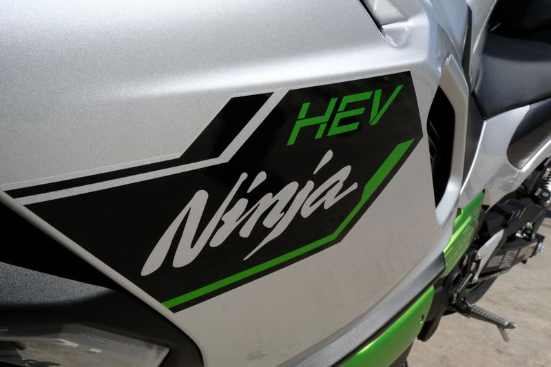 2024 Kawasaki NINJA 7 HYBRID ABS METALLIC BRIGHT SILVER AND METALLIC MATTE LIME GREEN AND EBONYImage 14