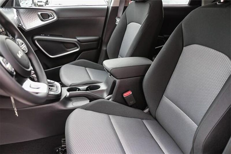 New 2025 Kia Soul LXImage 8