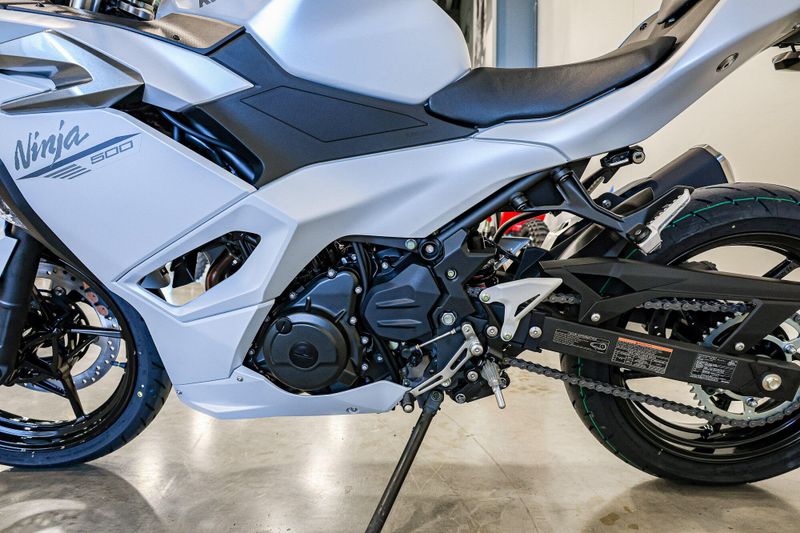 2025 Kawasaki NINJA 500 KRT EDITION  METALLIC MATTE WHITISH SILVERMETALLIC MOONDUST GRAYImage 6