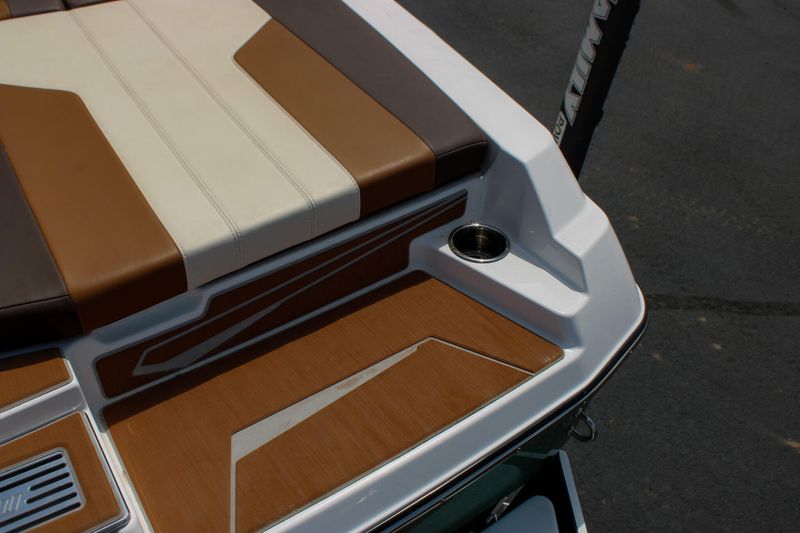 2024 MALIBU 21 LX  in a WHITE exterior color. Family PowerSports (877) 886-1997 familypowersports.com 