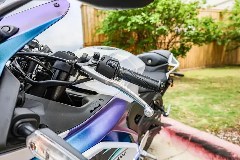 2025 Yamaha YZFR3 ABS LUNAR WHITE AND NEBULA BLUE Image 13