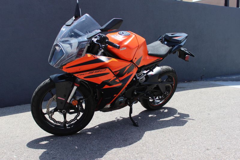 2022 KTM RC 390 Image 2