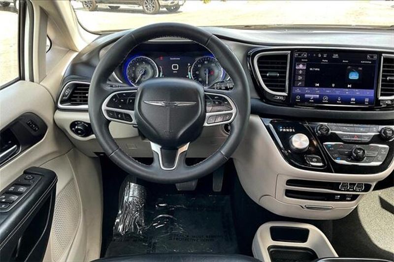 2022 Chrysler Pacifica Touring L photo 4