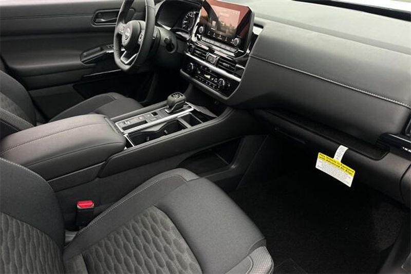 New 2025 Nissan Pathfinder SVImage 14