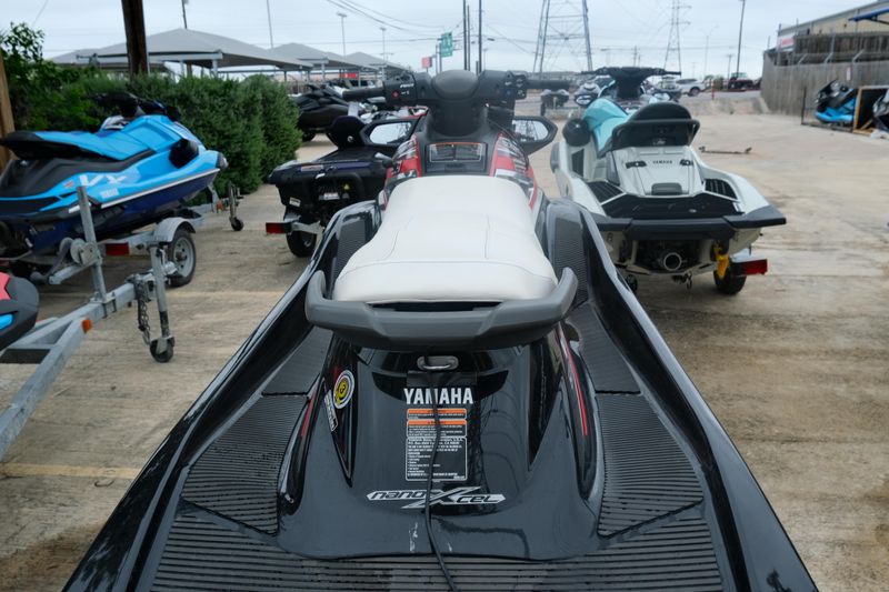 2016 Yamaha VX DELUXE BLACK AND RED Image 4