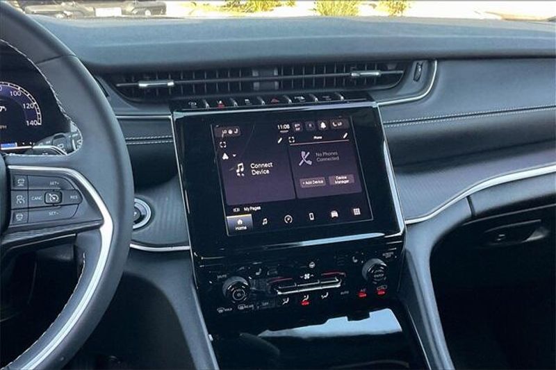 2023 Jeep Grand Cherokee Altitude photo 3