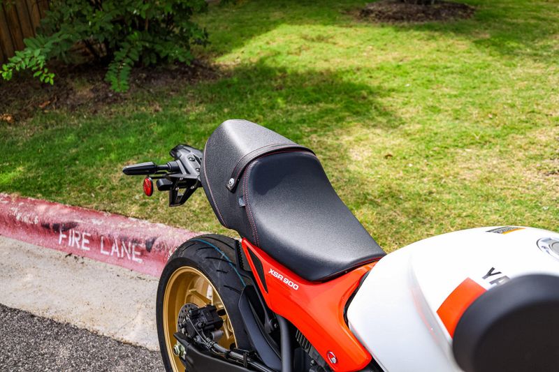 2024 Yamaha XSR900 HERITAGE WHITE Image 9