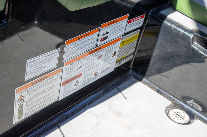 2023 MALIBU M220Image 46