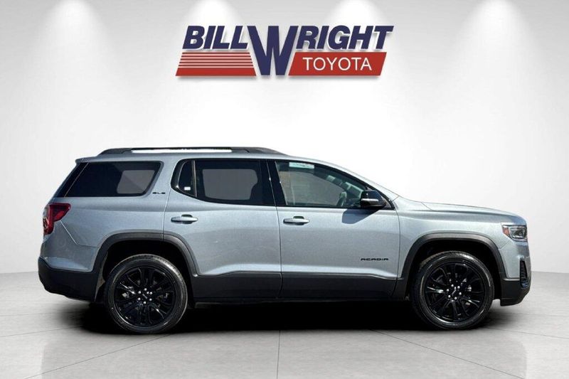 Used 2023 GMC Acadia SLEImage 2