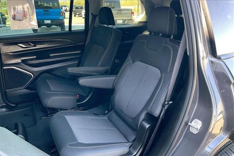 2022 Jeep Grand Cherokee L LaredoImage 25