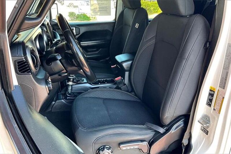 2021 Jeep Gladiator Sport photo 24