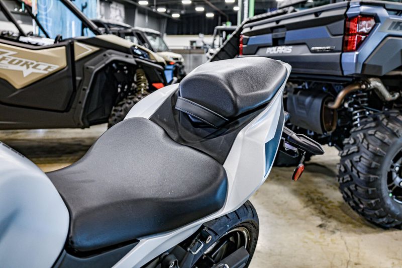 2025 Kawasaki NINJA ZX4RR ABS METALLIC MATTE WHITISH SILVER AND METALLIC FLAT SPARK BLACK Image 8
